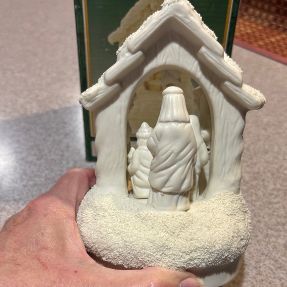 White Nativity Scene Musical Figurine plays “Oh Little Town of Bethlehem” - Picture 4 of 6